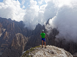 Dalla Cima di Mezzo del Sassopiatto lo sguardo vola come le nuvole sopra le cime (Torre Innerkofler).