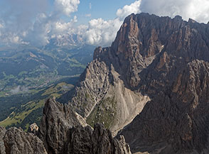 Vista sulla cima del Sassolungo dalla Cima di Mezzo del Sassopiatto.
