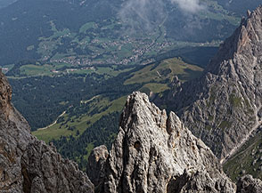 Vista su Selva di Val Gardena dalla Cima di Mezzo del Sassopiatto.