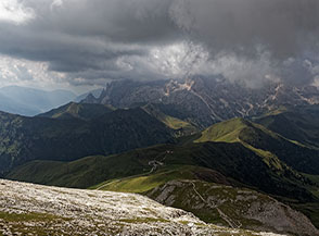 Vista sul crestone prativo de la Palacia a cavallo tra la Val Duron (sulla sx) e la Val Saltria.