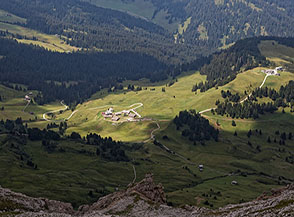 Vista sulle baite del Rifugio Zallinger in Val Saltria.