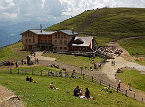 Il grande Rifugio Sasso Piatto.