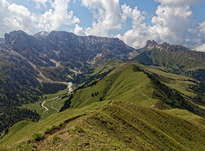 Dalla cima de la Palacia vista verso i monti del Catinaccio (cresta dei Molignon al centro).