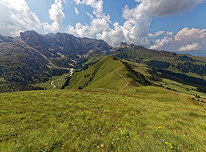Panorama dalla prativa cresta de la Palacia verso il Catinaccio.