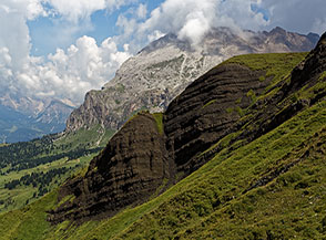 Singolare formazione rocciosa sul fianco de la Palacia, sullo sfondo il Sassopiatto.