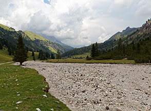 L&rsquo;ampio letto di ghiaie sul fondo della Val Duron sotto Malga Docoldaura.