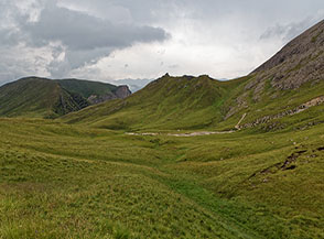 Dal Passo delle Ciar&egrave;gole si scoprono i verdi pascoli della Val di Dona.