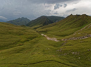 Affaccio su Pian delle Gialine alla testa della Val di Dona.