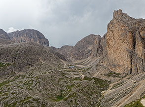 Il Rifugio d&rsquo;Antermoia visto dal Passo di Dona.