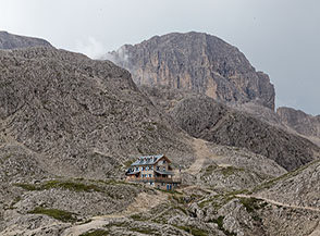 Il Rifugio d&rsquo;Antermoia con il Catinaccio d&rsquo;Antermoia sullo sfondo.