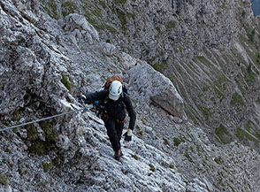 Sulla Via Ferrata del Velo in traverso ai piedi di Cima della Madonna.