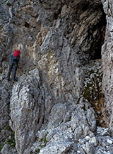 Sulla Via Ferrata del Velo nel passaggio sotto la grande spaccatura.