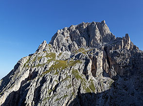 Versante Sud della possente Cima di Ball, qui sulla sx gi&agrave; al sole, si trova anche la pi&ugrave; defilata e piccola Cima Val di Roda.