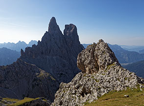 Dal passo nei pressi di Cima Val di Roda vista sul Sass Maor (il pi&ugrave; alto) e Cima della Madonna.