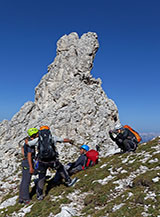 Sul passo di fianco alla bella guglia rocciosa di Cima Val di Roda.