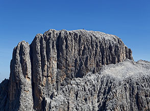 &ldquo;Il puntino rosso&ldquo; (la parte sommitale della Pala di San Martino dove si scorge proprio sulla cima il Bivacco Guide di San Martino.