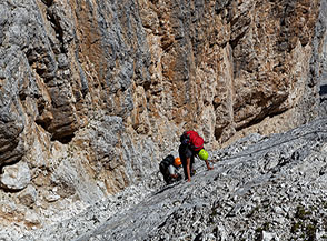 Passaggio su placca della Ferrata Nico Gusella.