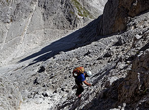 Nel tratto inferiore della Ferrata Nico Gusella in vista del Passo di Ball.