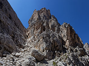 Ai piedi dell&rsquo;incassato e severo canale risalito dalla Ferrata Nico Gusella.