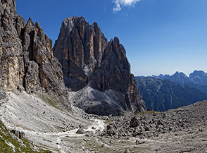 Affaccio sulla Val Pradidali dal Passo di Ball, di fronte a noi Cima Canali.