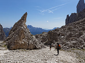 Nella conca ghiaiosa che si attraversa scendendo dal Passo di Ball verso il Rifugio Pradidali.