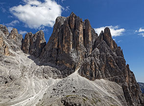 Versante Ovest di Cima Canali, con i suoi possenti pilastri e la spettacolare Torre Gialla (alla dx della cima staccata dalla parete).