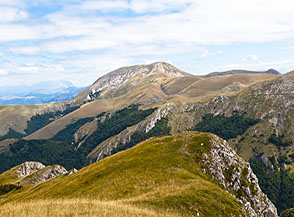 Scorcio di Prato dei Sassi con sullo sfondo il Monte di Cambio.