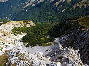 Il bellissimo e ignoto circo racchiuso fra le creste della Vall&rsquo;Organo (sulla sx) e del Prato dei Sassi.