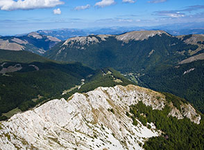 L&rsquo;affilata cresta rocciosa che delimita l&rsquo;Alta Vall&rsquo;Organo sul lato meridionale.