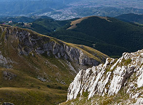 Profili di roccia riluciono sulla Valle degli Angeli.