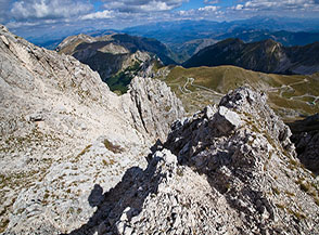 Affaccio sull&rsquo;uscita del Canale Centrale al Terminillo, a valle i prati della Sella di Leonessa.