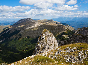 Il Campanile: un grosso dente di roccia, isolato e senza nome sulle carte, che si eleva ai piedi del Canalone Nord del Monte Terminillo.