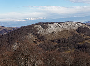 Il lungo colle (senza nome sulle carte), sul fianco della Vallevona, all&rsquo;orizzonte s&rsquo;intravede la Majella innevata.