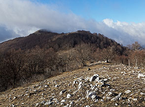 Dalla Cresta Sud-Est del Vallevona guardando verso la cima nascosta dalle nubi.