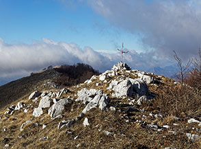 L&rsquo;umile croce sulla Cima di Vallevona.
