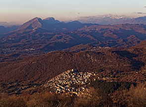 Pereto al tramonto, sullo sfondo le cime del Cervia e Navegna.