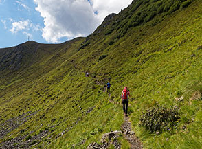 Lungo il traverso che dal Valico di Tresca ci guida sulla Cresta Sud-Est del Monte Agnello.