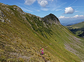 Sul fianco orientale di Monte Agnello con la cima sullo sfondo.