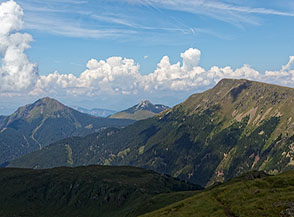 Il Corno Nero (sulla sx), il Corno Bianco e Pala di Santa ripresi dal Monte Agnello.