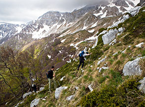 Si esce allo scoperto sui ripidi prati che portano alla Cresta Nord di Cima a Mare.