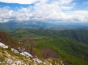 Dalla Cresta Nord di Cima a Mare vista verso il Piano delle Forme dove s&rsquo;individua a malapena il Rifugio del Falco, punto di partenza dell&rsquo;escursione.