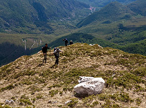Sul filo della Cresta Nord di Cima a Mare, sullo sfondo la valle di Pizzone.