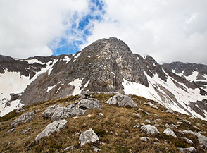 Da Cima a Mare vista su Monte a Mare con la sua rocciosa Cresta Est.