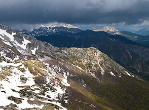 Scorcio sulla suggestiva conca alpina a est di Monte a Mare.