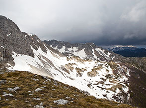 Affacio sul vasto circo glaciale racchiuso fra Monte a Mare e la Metuccia, versante orientale.