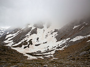 Il piccolo circo glaciale che si lascia sulla sx all&rsquo;attacco della Cresta Est di Monte a Mare.