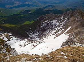La conca alpina a est di Monte a Mare ripresa dall&rsquo;alto.