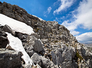 Ultimi muretti di roccia prima della cima di Monte a Mare.
