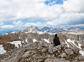 Sulla cima di Monte a Mare con vista verso la Meta.