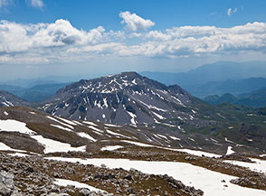 Vista sulla Mainarde (gruppo del Monte Cavallo e del Forcellone).